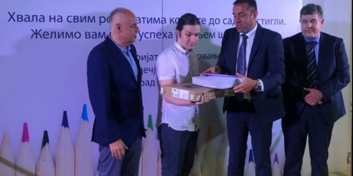  Градоначелник Београда је уручио награде Града Београда ученику генерације.